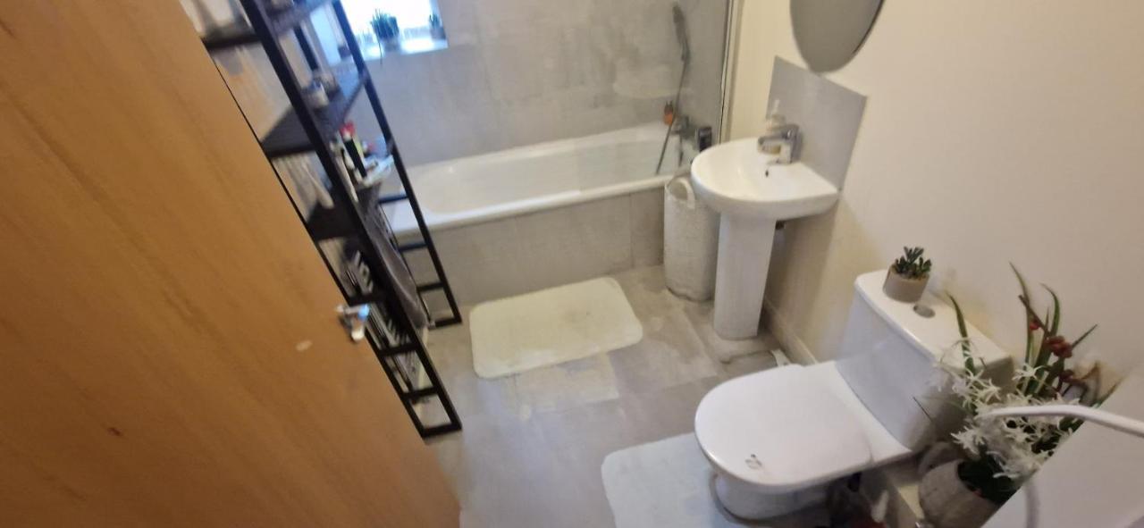 Miller'S Guest Room With Shared Bathroom Swords Extérieur photo